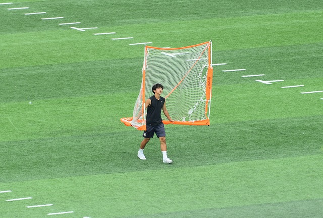 前锋关键射门锁定胜局