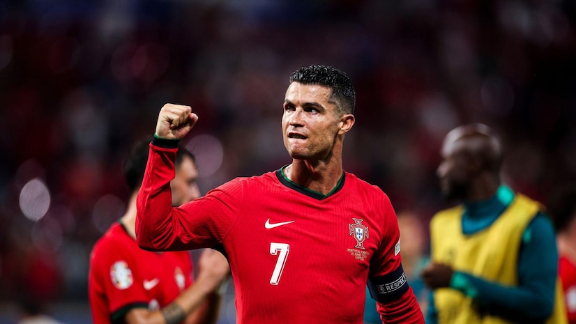 贝克汉姆观看迈阿密国际训练，与梅西、德保罗拥抱